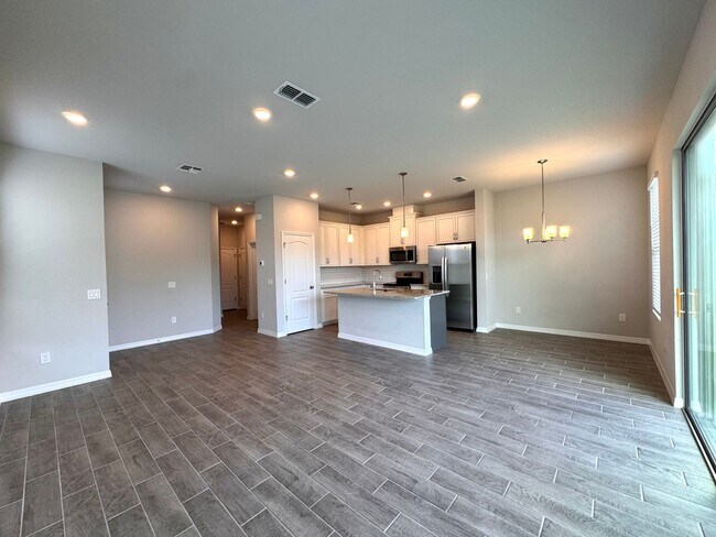 Building Photo - 4 Bedroom, 3 Bath Corner Unit Town Home in...