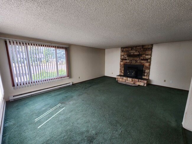 Building Photo - 3 bedroom home in quiet neighborhood.