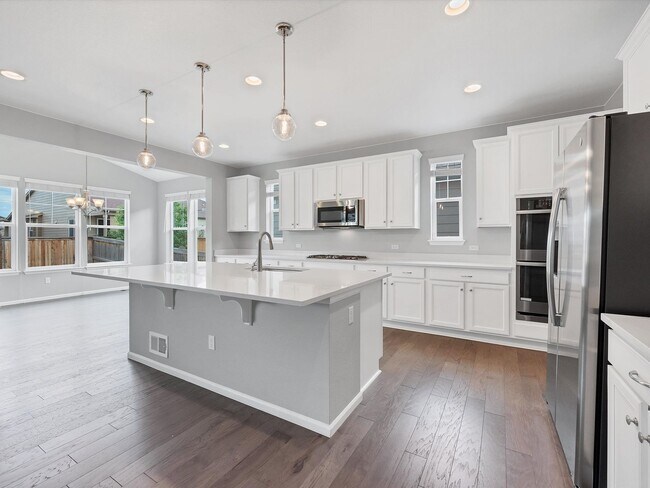 Foto del edificio - Beautiful 4 Bedroom Home with Attached Gar...