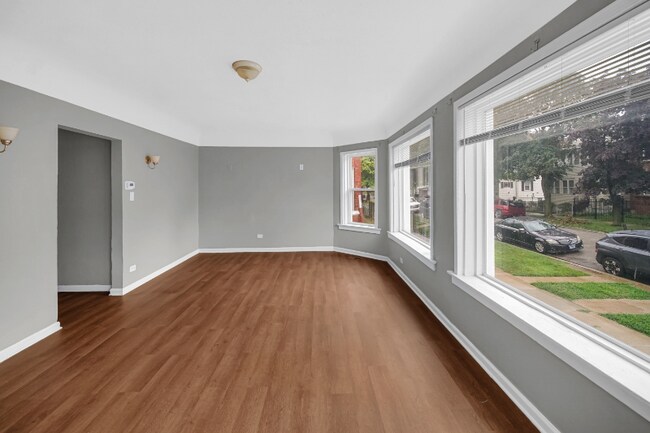 Foto del edificio - 1126 E 81st Pl