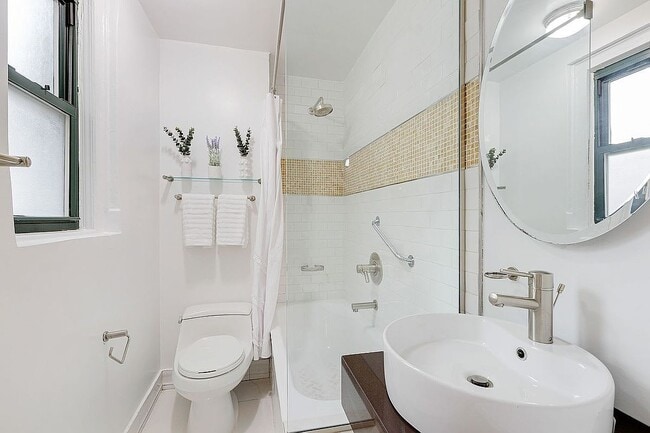 Building Photo - 65 W 95th St