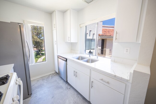 Building Photo - Remodeled One Bed Condo in Beautiful Locat...
