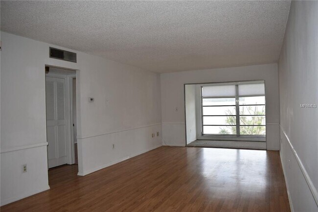 Open Floor, very spacious - 1100 E Bay Dr