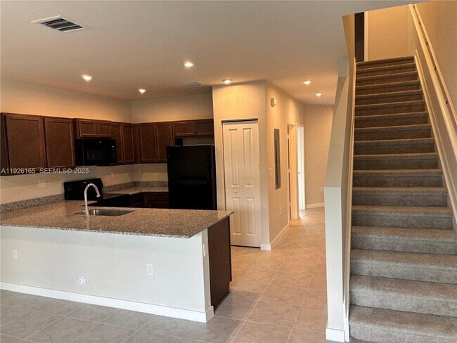 Building Photo - 551 NW 10th Ct