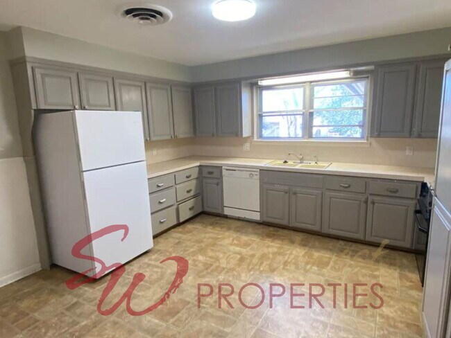 Foto del edificio - Spacious, lovely 3 bedroom in excellent area