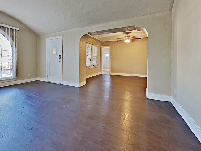 Building Photo - 1422 W 79th St
