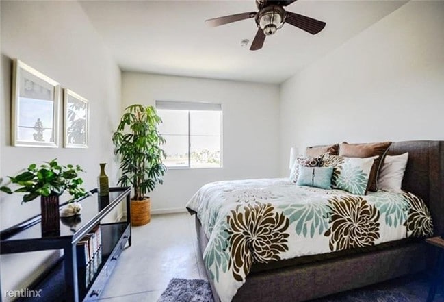 Building Photo - 3 br, 2 bath Apartment - 435 E Center St