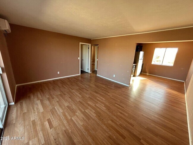 Foto del edificio - 1955 E 8th St