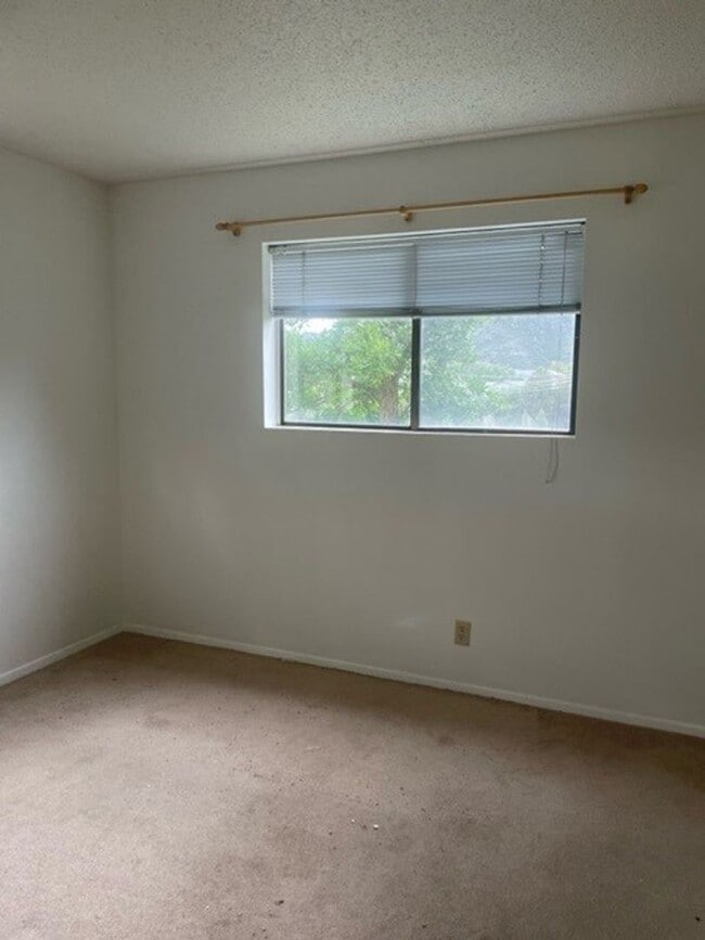 Building Photo - 2 Bedroom 2 Bath Condo with Deck and Firep...