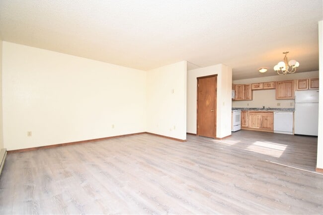 Building Photo - Top Floor Apartment! Convenient Location!