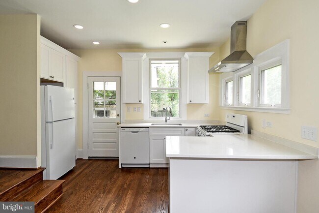 Building Photo - 626 23rd St S