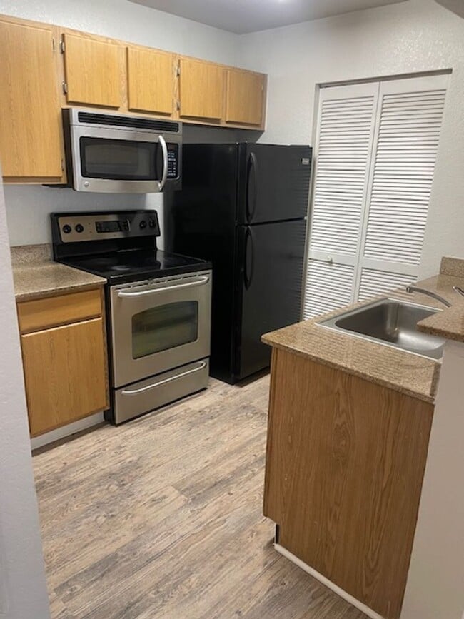 Building Photo - Lexington place ground fl One bedroom