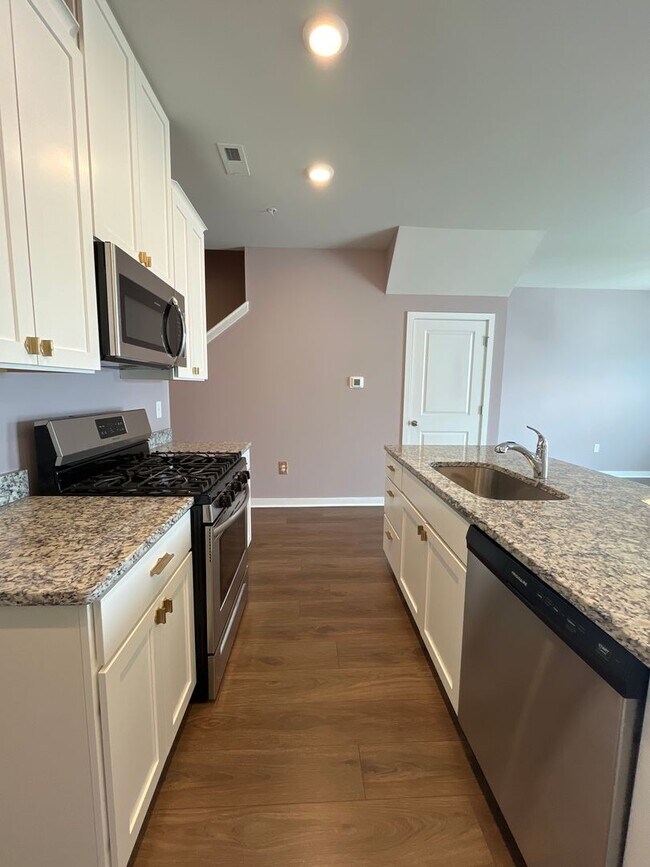Foto del edificio - Move-in-ready Brookside Court townhome off...