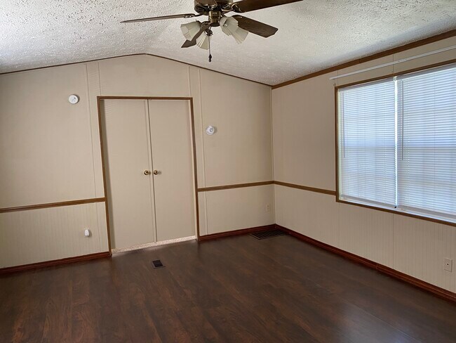 Building Photo - 221 Sweet Gum St