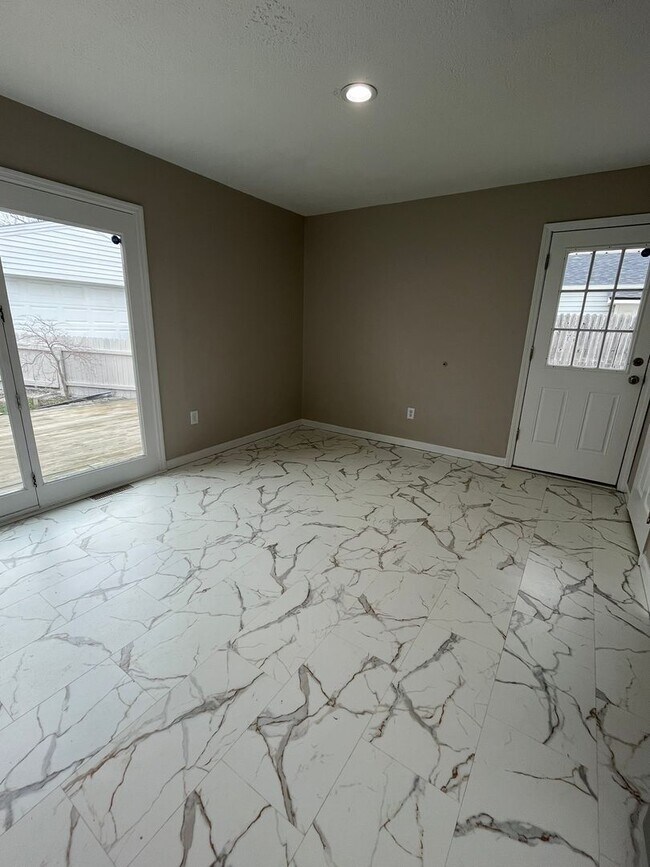 Foto del edificio - Spacious 3-Bedroom Ranch with 2-Car Garage & Oversized Fenced Backyard