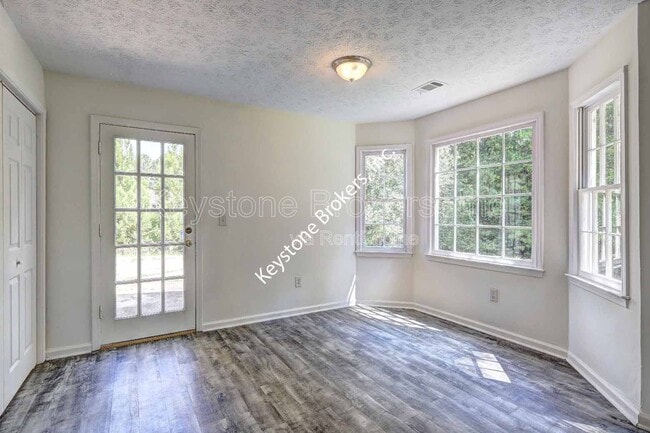 Building Photo - 9166 Tara Dr SW