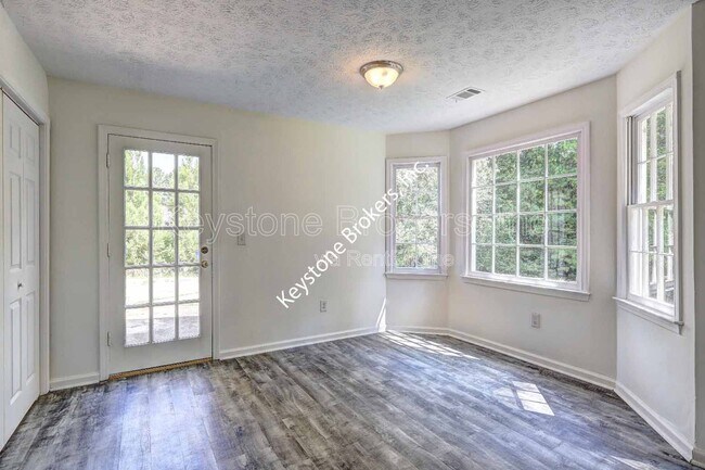 Foto del edificio - 9166 Tara Dr SW