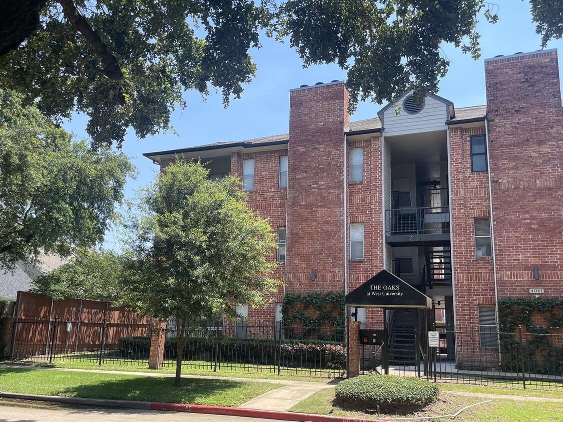 Primary Photo - 4041 Drake St