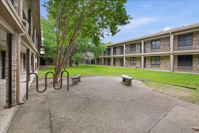 Foto del edificio - 1214 Baylor Ave