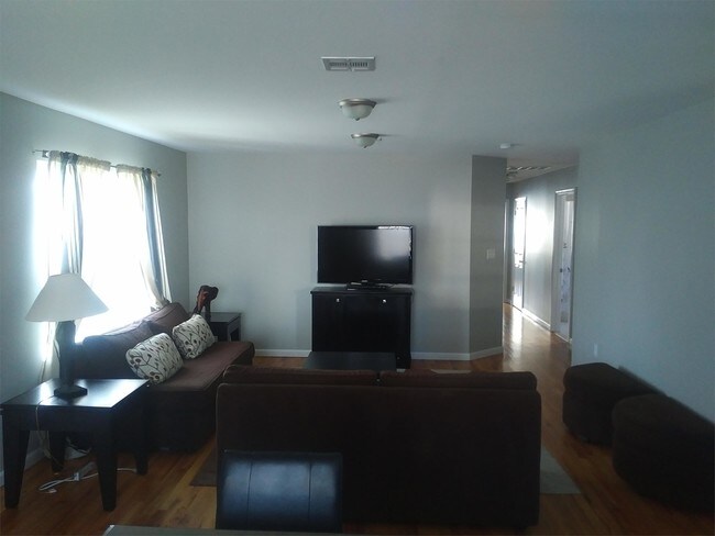 Foto del edificio - 255-257 New Jersey Railroad Ave