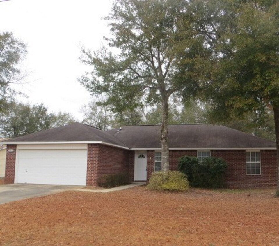 Primary Photo - Easy access to shopping & interstate!