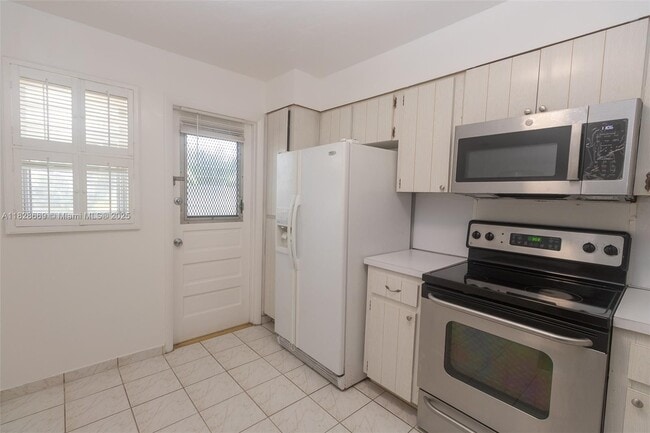Building Photo - 441 NE 195th St