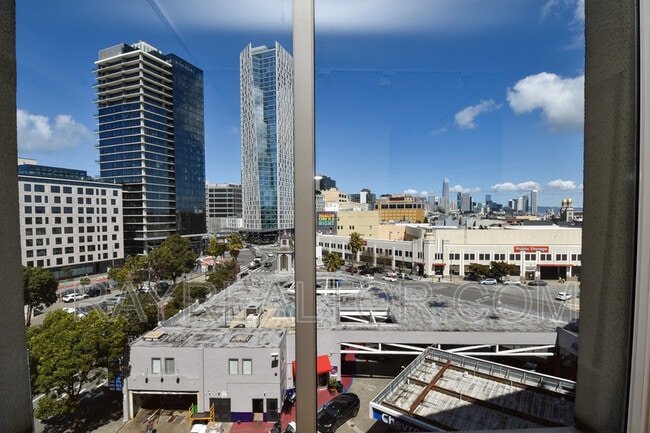 Building Photo - 140 S Van Ness Ave
