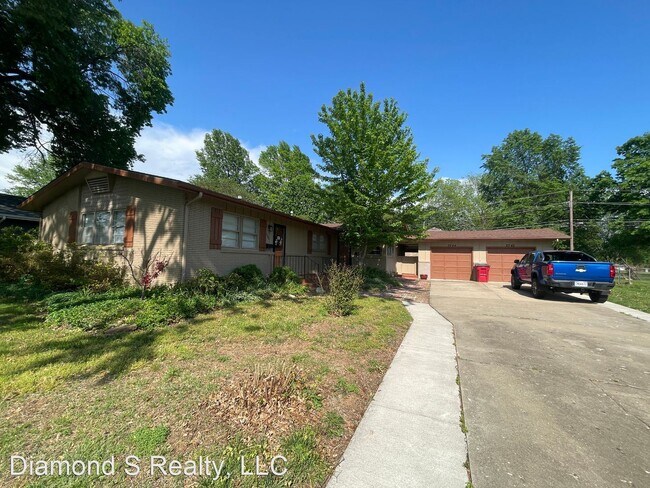 Building Photo - 2 br, 1 bath House - 2744 S Stewart Ave