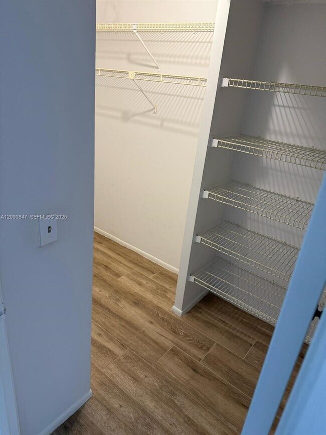 Foto del edificio - 4401 W McNab Rd