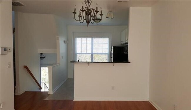 Building Photo - Spacious 3 story townhome in a gated commu...