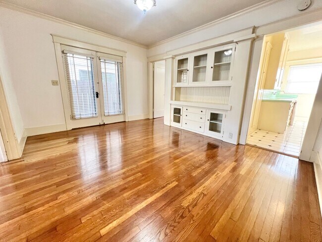 Foto del edificio - MOVE IN SPECIAL - Lower Level 1 Bedroom with Den/Office in Alamitos Beach Apartment