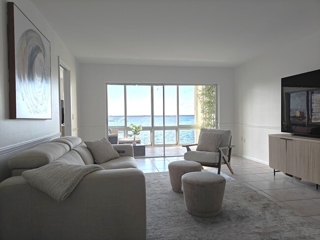 Building Photo - 410 Wilma Cir