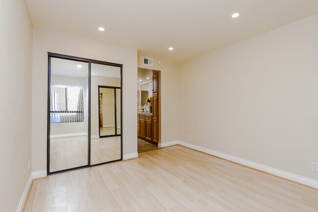 bedroom - 22100 Burbank Blvd