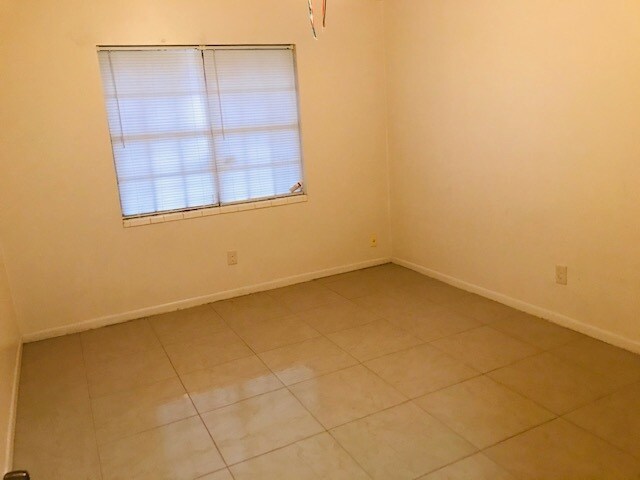 Tercera habitación con cama - 8702 Glen Shadow Dr