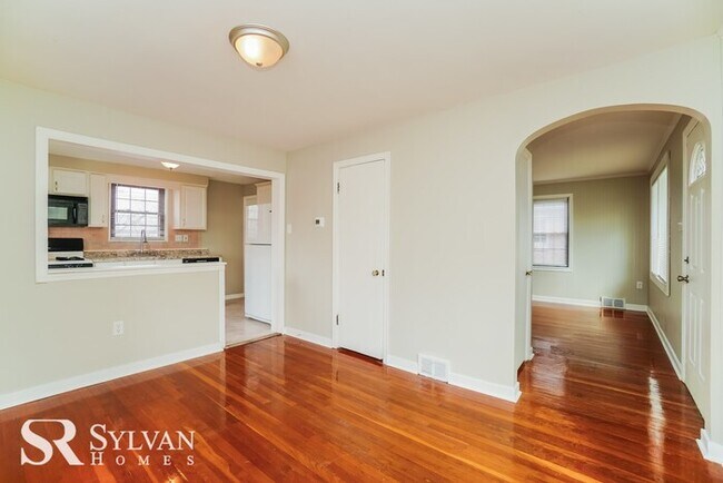 Building Photo - Don't miss out on this sweet home