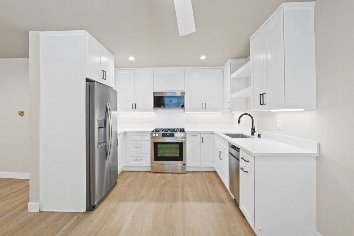 Kitchen - 15962 S Myrtle Ave