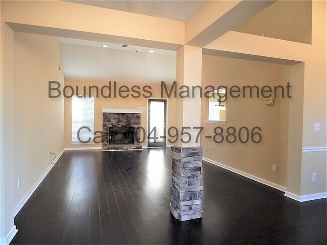 Building Photo - Elegant 5 BR/2 BA Home in Wynbrook with Mu...