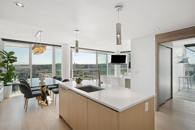 Photo du bâtiment - Amazing 3 Bed, 3 Bath, 2 Parking, Balcony, Water Views & More!