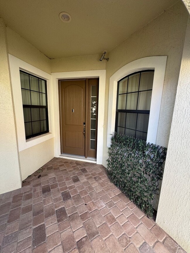 Building Photo - Two Story 5 bedroom, 4.5 bath