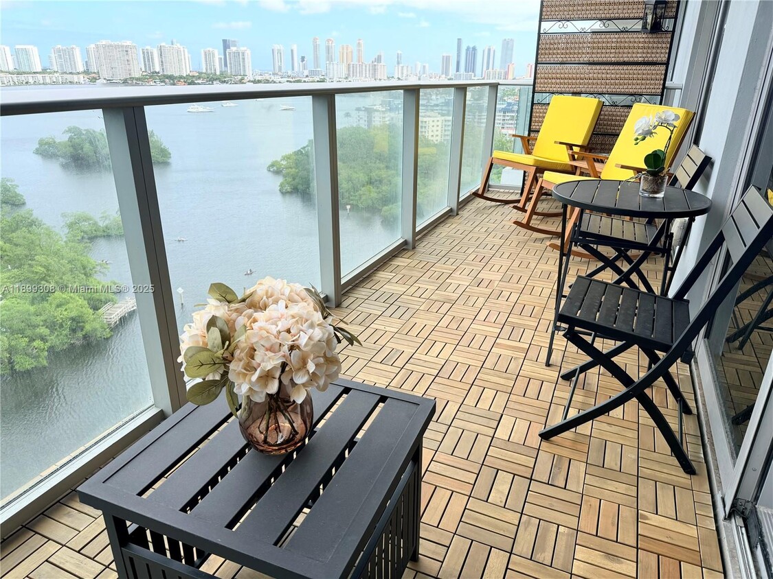 Primary Photo - 16385 Biscayne Blvd