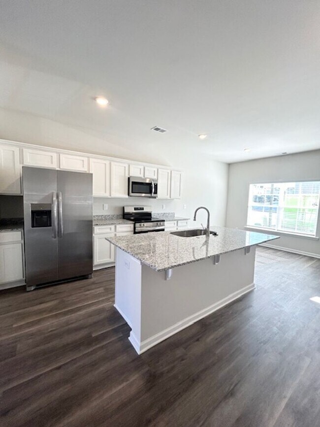 Foto del edificio - MODERN TOWNHOUSE LIVING IN HARBISON GROVE