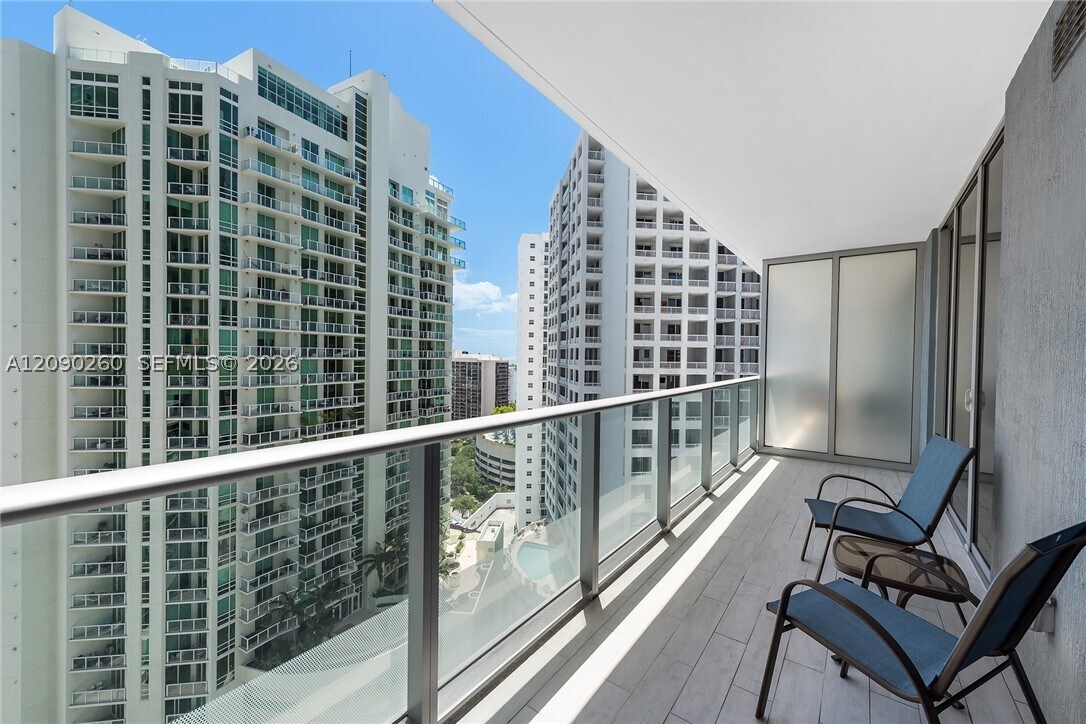 Foto del edificio - 1300 Brickell Bay Dr