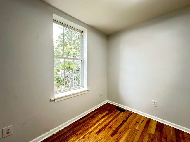 Foto del edificio - 538 E Queen Ln