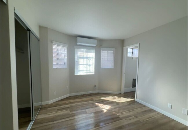 Building Photo - 703 W 30th St