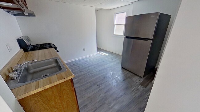 Building Photo - 1st Floor Apartment