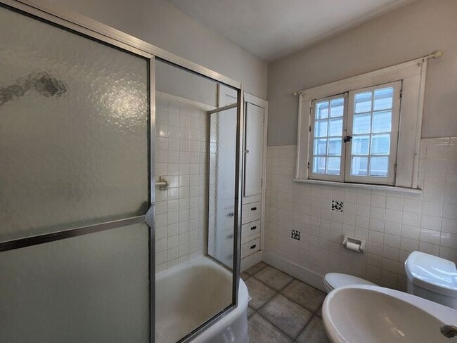 Foto del edificio - 3 Bedroom with Large Master Suite Upstairs with Private Bath & Walk-In Closet