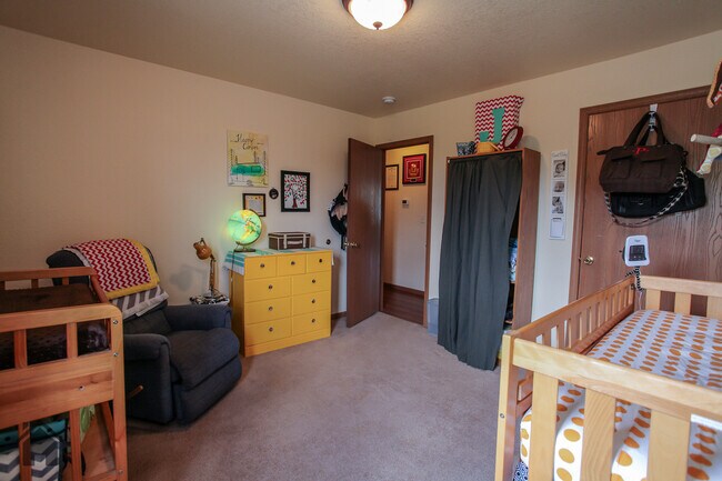 Foto del edificio - **FENCED YARD**BEDROOMS W/LVP FLOORING Ava...