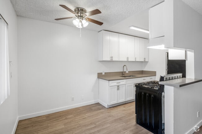 2BR, 1BA - 725SF - Dining Room and Kitchen - 3932 Sepulveda Blvd