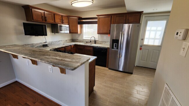 Granite countertops & Stainless Steel Appliances - 6315 Liberia St