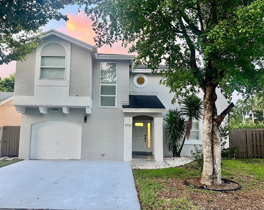 Foto principal - 9721 NW 51st Ln
